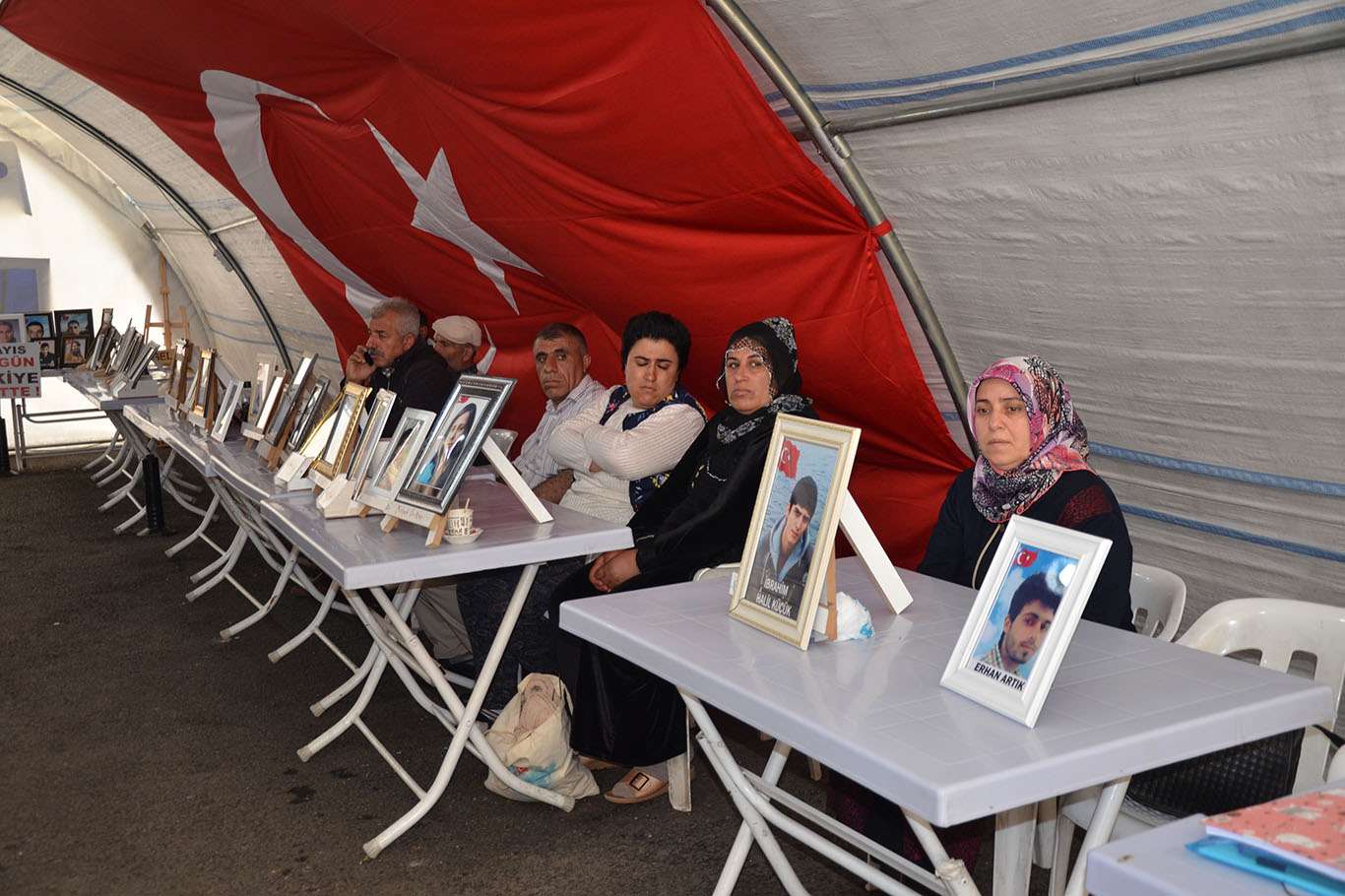 Evlat nöbeti tutan baba: Son çocuk dağdan inene kadar buradan ayrılmayacağız Evlat nöbeti tutan baba: Son çocuk dağdan inene kadar buradan ayrılmayacağız